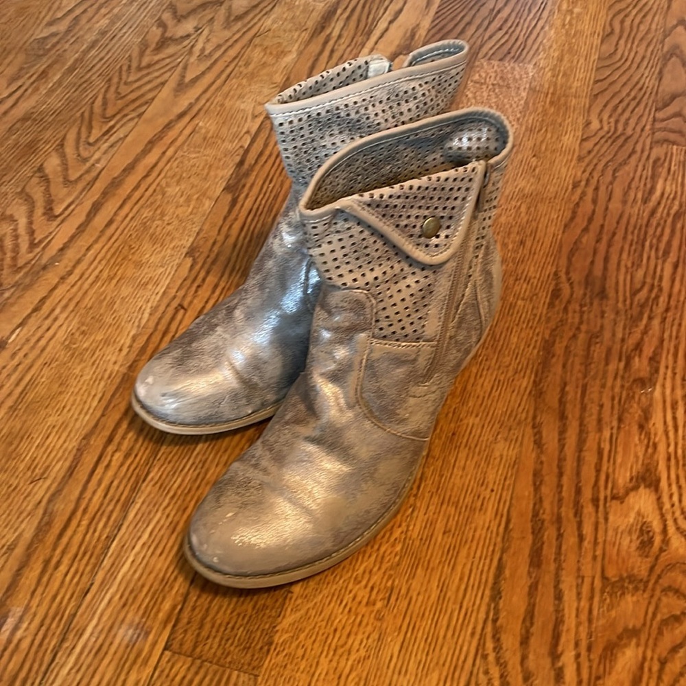 RUFFHEWN Ankle Boots Metallic Tan Size 9.5 Side Zipper Round Toe Faux Leather
